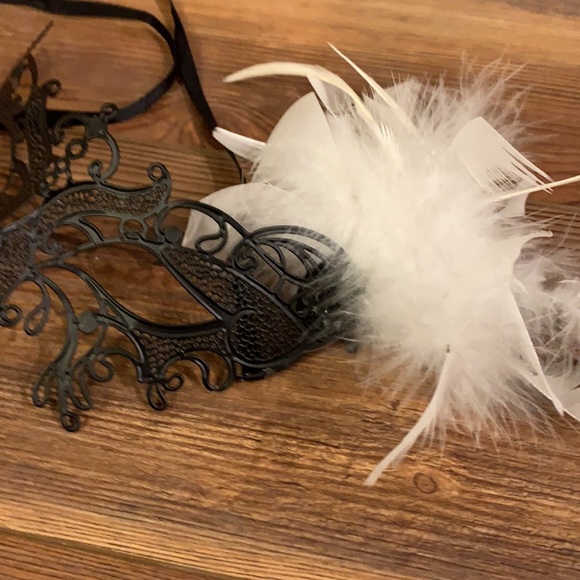 Black and white masquerade mask - Picture 3 of 3